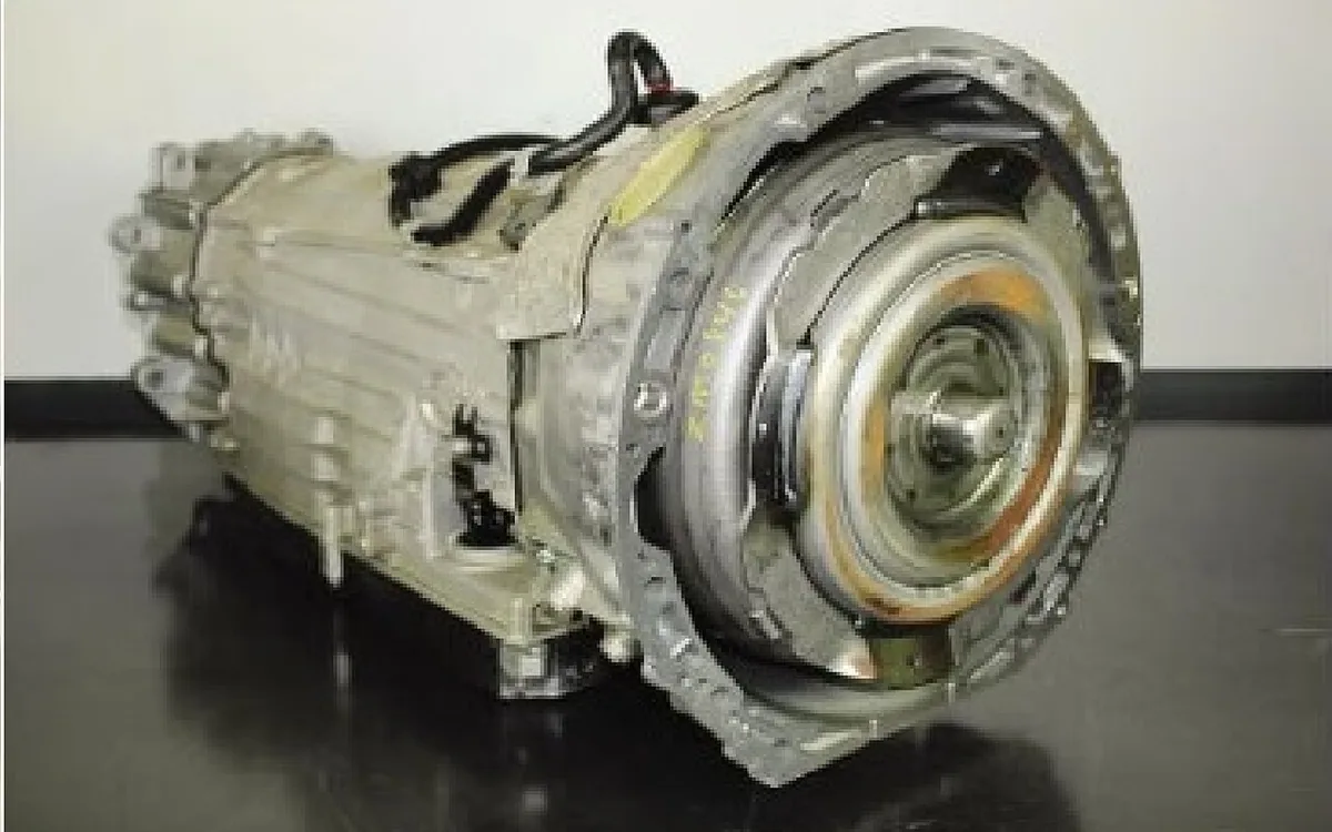 Comparison of manual gear shifter and automatic gear selector in a car